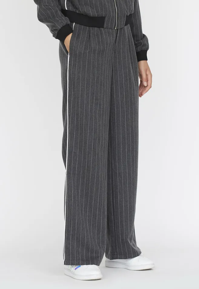 Women Sisters Point Pants and Jeans GIRAPA1 Pinstripe
