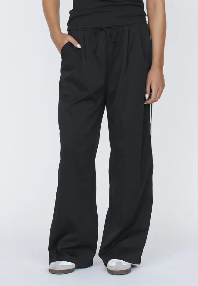 Women Sisters Point Pants and Jeans GOGOPA Blackcream