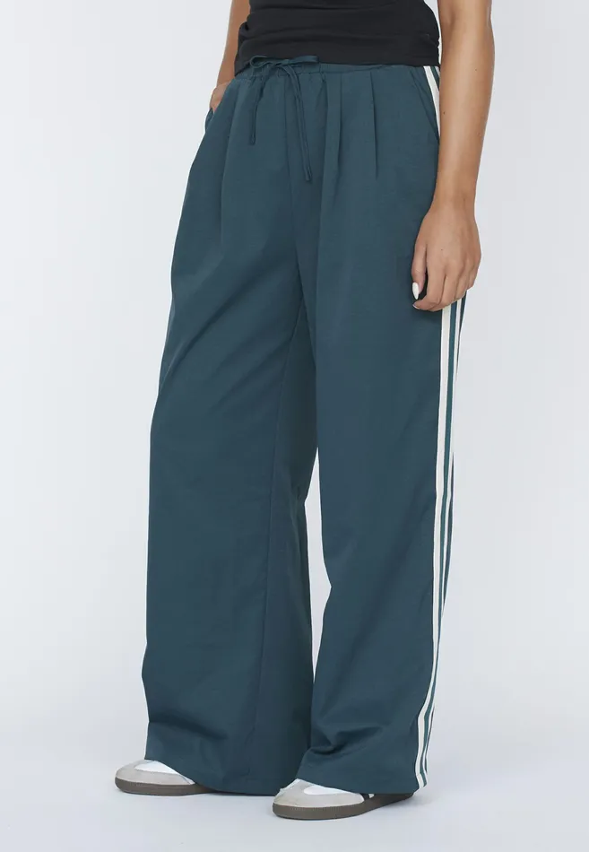 Women Sisters Point Pants and Jeans GOGOPA Dark Greencream
